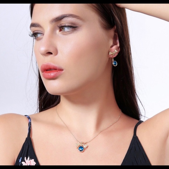 gold bee rhinestone chain necklace - Picture 3 of 5